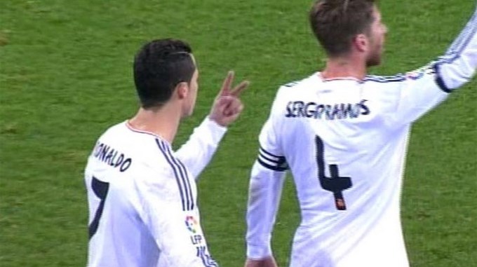 EN VIDEO: Cristiano Ronaldo discute con Sergio Ramos en pleno juego.