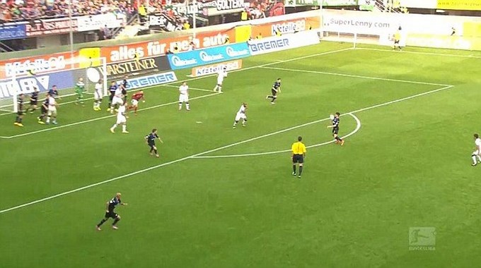 EN VIDEO: Golazo de arco a arco. Stoppelkamp del Paderborn al Hannover.