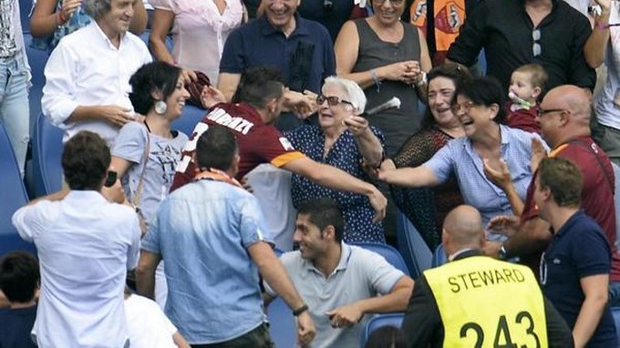 EN VIDEO: Futbolista es sancionado por hacer gol y celebrarlo con su abuela.