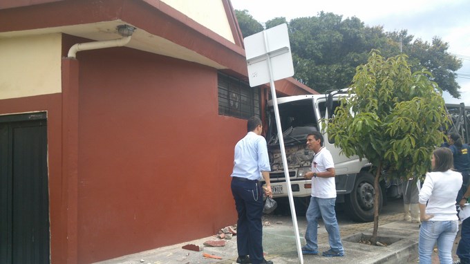 Camión se estrelló contra la Iglesia el Divino Redentor en Itagüí. Fotos 1 DSC 1844 Copiar