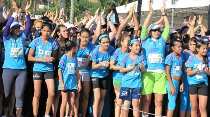 Con los atletas élite queda todo listo para La Maratón de las Flores 2014. Video.