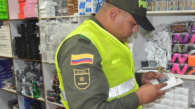 Incautan más de 400 millones de pesos en mercancía de contrabando en centro comercial de Medellín 1 POLFA APP