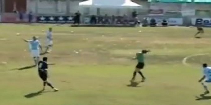 EN VIDEO: Balonazo noquea a una árbitro de fútbol.