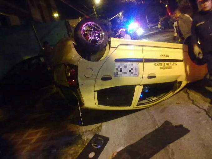 En fotos: Conductor en estado de embriaguez hizo volcar un taxi en Bello 2 Foto: Cortesía