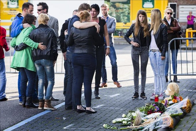 Con flores recuerdan a los fallecidos en el lamentable accidente