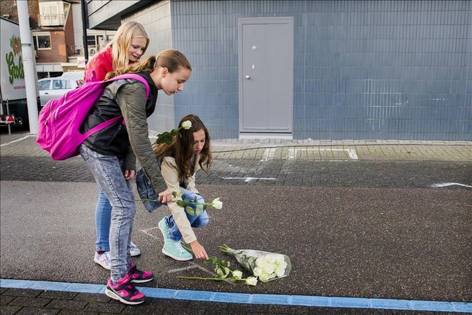 Con flores recuerdan a los fallecidos en el lamentable accidente