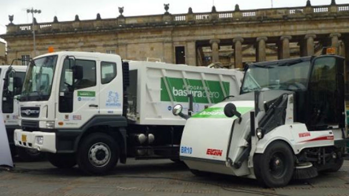 “La flota distrital de aseo cumple con su labor, pero será renovada en diciembre”: Petro