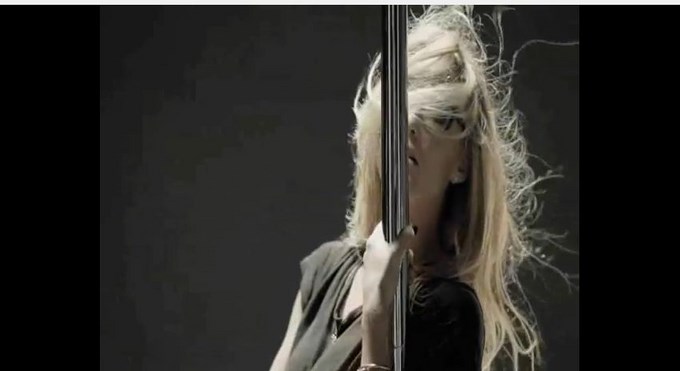 Critican a la supermodelo Bar Rafaeli por un comercial considerado ‘indignante’