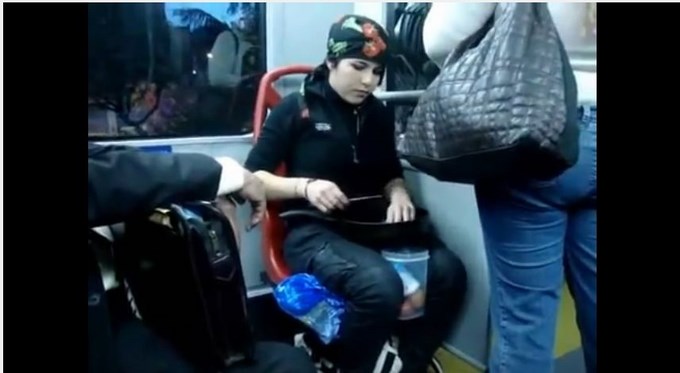Video: Mujer cocinando en TransMilenio, lo más visto en redes sociales