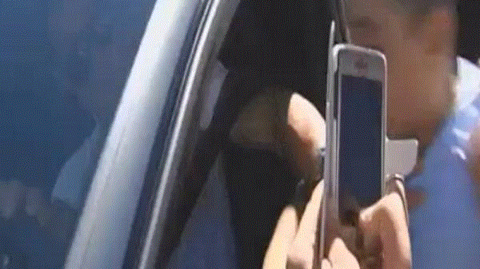 En video Cristiano Ronaldo empujó a un niño que le pedía un autógrafo.