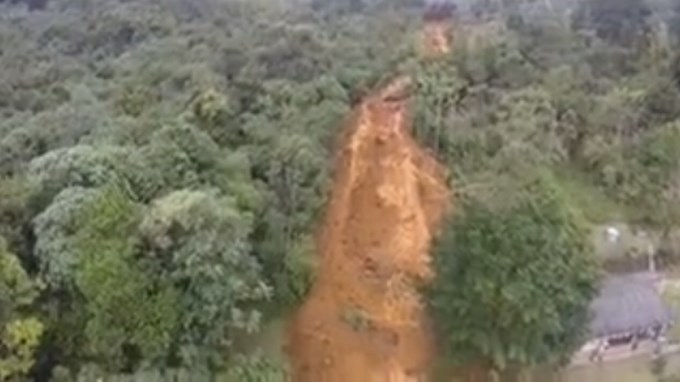 En video: Vea desde un “drone” el deslizamiento de tierra vía Las palmas de Medellín