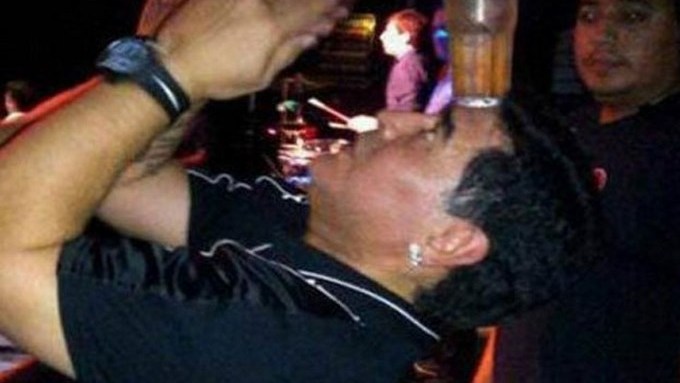 En Video: Diego Maradona protagoniza escándalo e insulta al “Kun” Agüero.