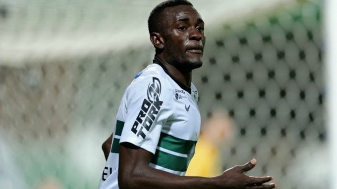 EN VIDEO: Futbolista casi se mata celebrando un gol.