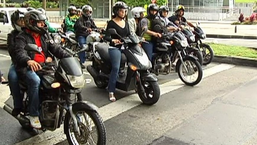 Un adulto y un adolescente fueron sorprendidos con una moto con placa falsa y otra robada 3 parrillero 1