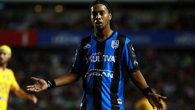 EN VIDEO: Penal fallado por Ronaldinho en fútbol de México.