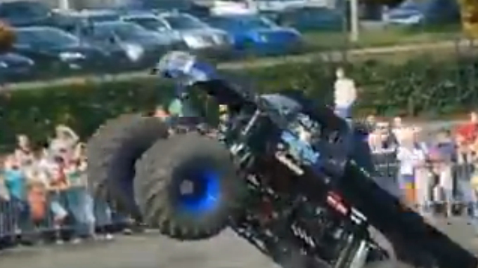 Viral en Redes Sociales: Vehículo en exhibición pierde el control y atropella varios aficionados. VIDEO