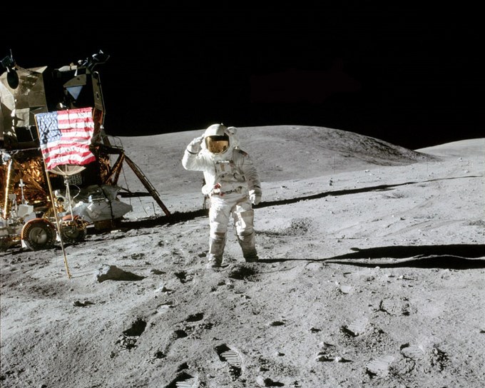 El astronauta Charlie Duke en la caminata lunar