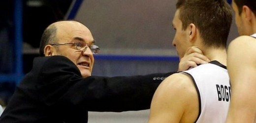 EN VIDEO: Entrenador de baloncesto Dusko Vujosevic le pega a su jugador por perder un partido de la Eurocup.