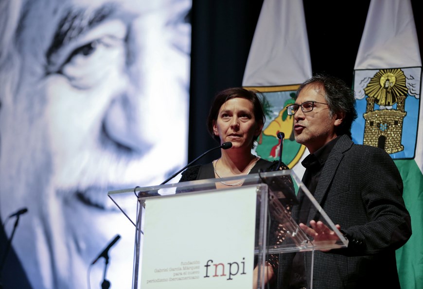 Los periodistas ecuatorianos Manolo Sarmiento (d) y Lisandra Rivera (i), reciben el Premio en la categoría imagen