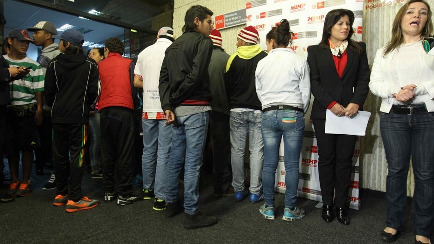 La ministra peruana de la Mujer y Poblaciones Vulnerables (MIMP), Carmen Omonte (2d), entrega este 7 de octubre de 2014, a la cónsul de Colombia en Lima, María del Pilar Cruz Silva (d), a 16 adolescentes colombianos que permanecían en el país de manera ilegal. EFE