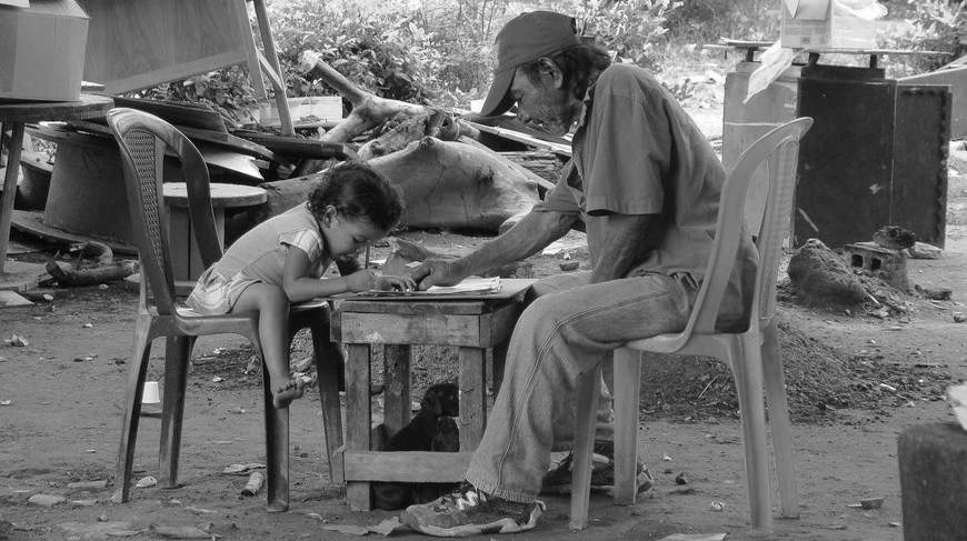 "Abue", del panameño Edgardo Sandoval, ganadora del primer lugar en la categoría abierta regional del concurso "Por ser Niña". EFE