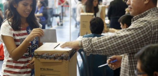 Evo Morales gana el tercer mandato con más del 59 por ciento de apoyo, según sondeos