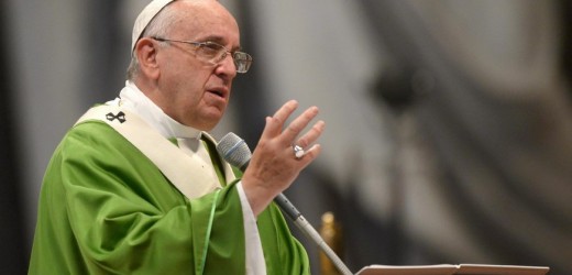 El papa denuncia que algunas parroquias hagan negocio cobrando por sacramento