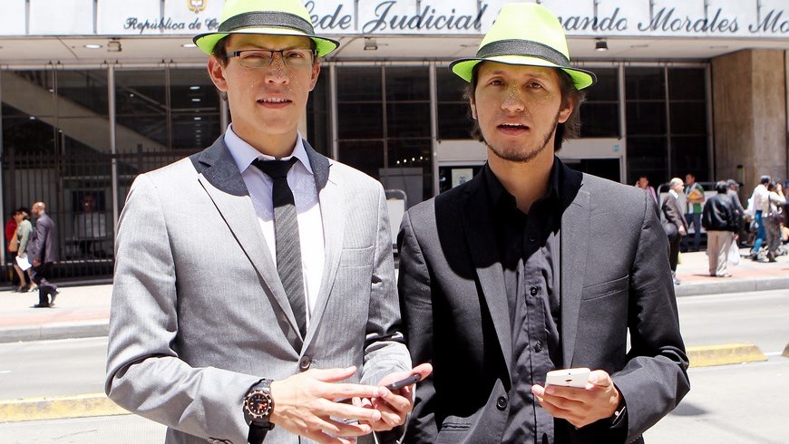 Fotografía del director ejecutivo de Ditelco (d), Iván Felipe Hernández, cofundador de la aplicación "Monolegal". EFE