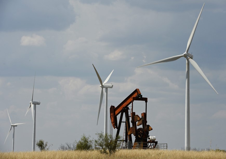 BOMBA DE PETRÓLEO TRABAJA JUNTO A TURBINAS DE VIENTO
