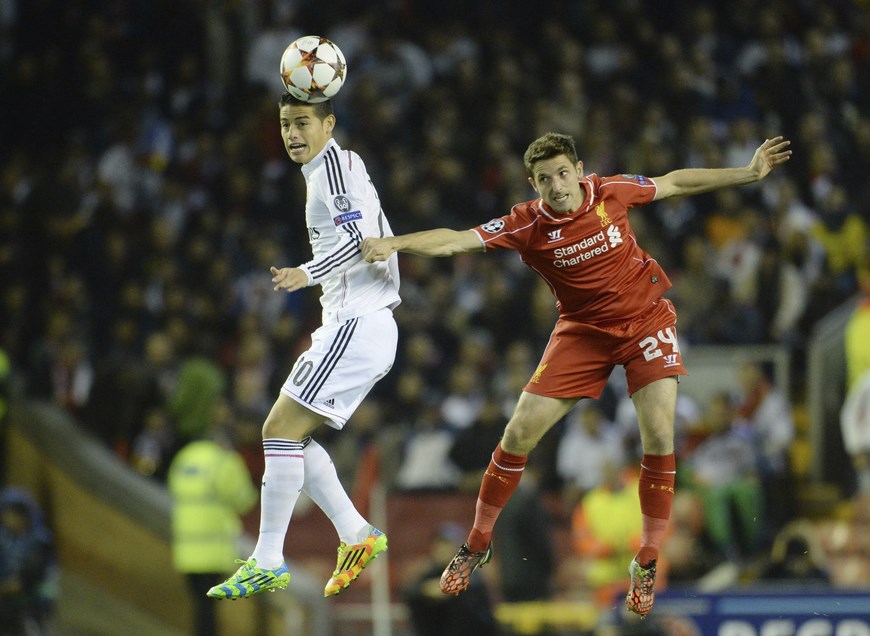 James Rodríguez (i) lucha por el balón con Joe Allen (d) del Liverpool durante el partido de Liga de Campeones. EFE/Archivo