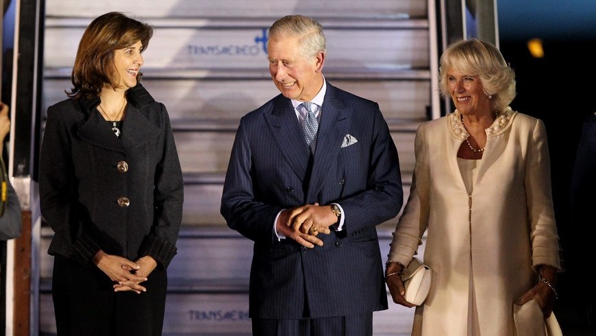 La canciller colombiana, María Ángela Holguín (i), recibe al príncipe de Gales (c) y la duquesa de Cornualles (d), este 28 de octubre, a su llegada en visita oficial a Bogotá (Colombia). EFE