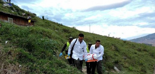 Fotos y video: Niños encontraron el cadáver de un hombre en la Comuna 13
