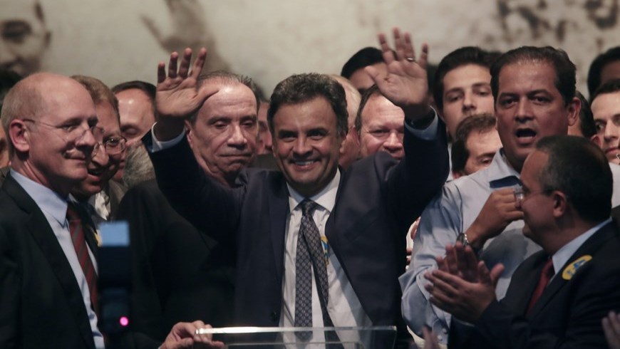 El candidato presidencial socialdemócrata Aécio Neves (c) participa en un acto de campaña hoy, miércoles 8 de octubre de 2014, en Brasilia (Brasil). EFE