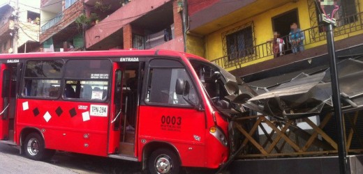 Otro bus sin frenos se chocó contra una casa en el barrio París. Fotos y videos