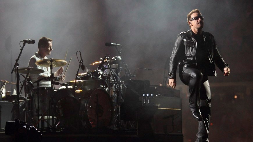 Bono  y Larry Mullen jr - integrantes del grupo de rock  U2 