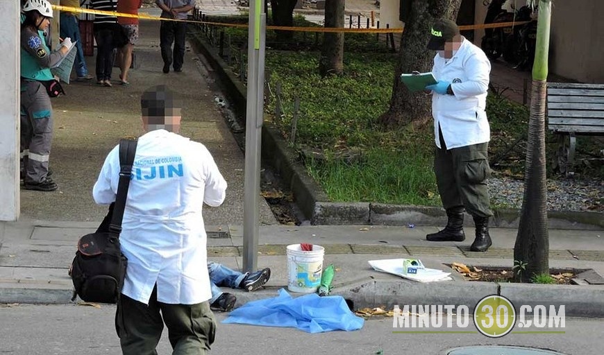 hombre baja estatura