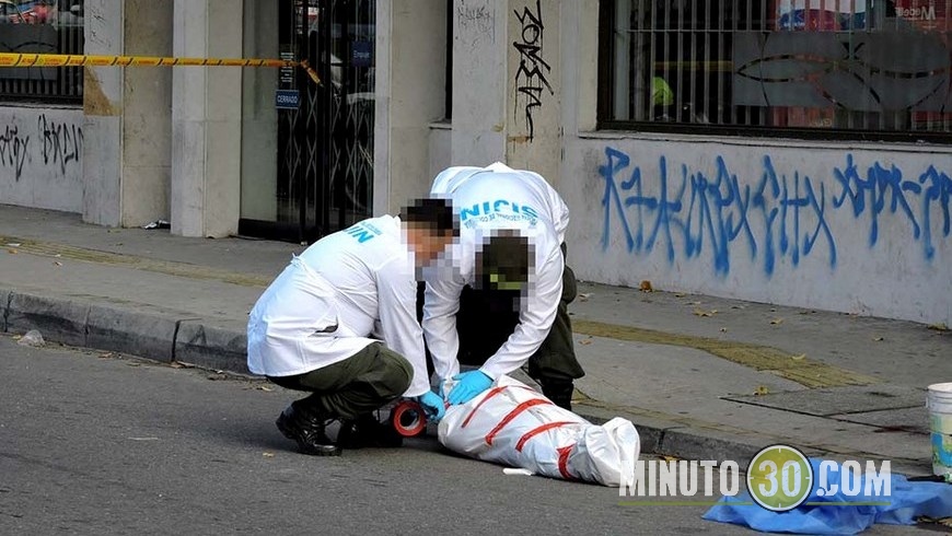 hombre baja estatura