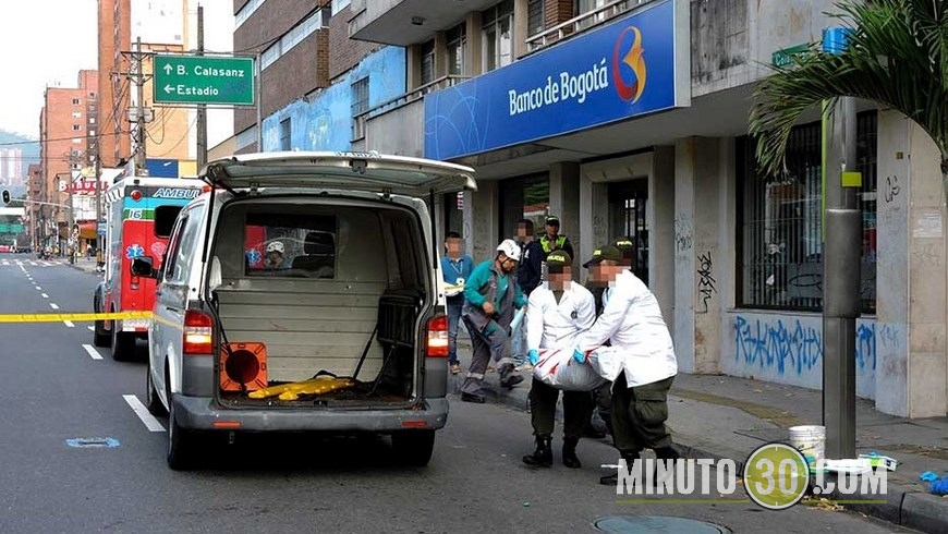 hombre baja estatura