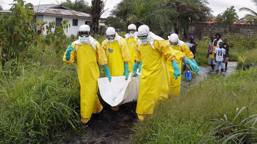 Enfermeros trasladas el cuerpo de una supuesta víctima del virus Éboal en un área a las afueras de Monrovia (Liberia). EFE/Archivo