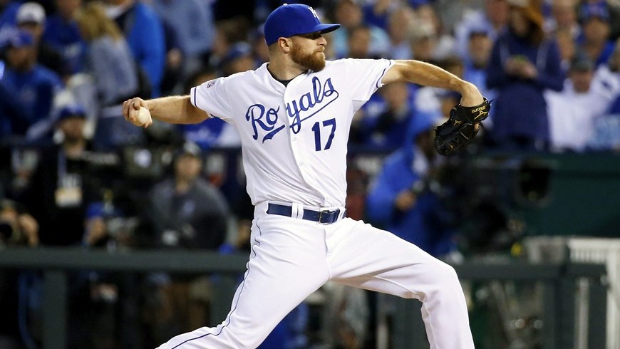 El jugador de Reales Wade Davis en acción durante el tercer partido por la Liga Americana de la MLB