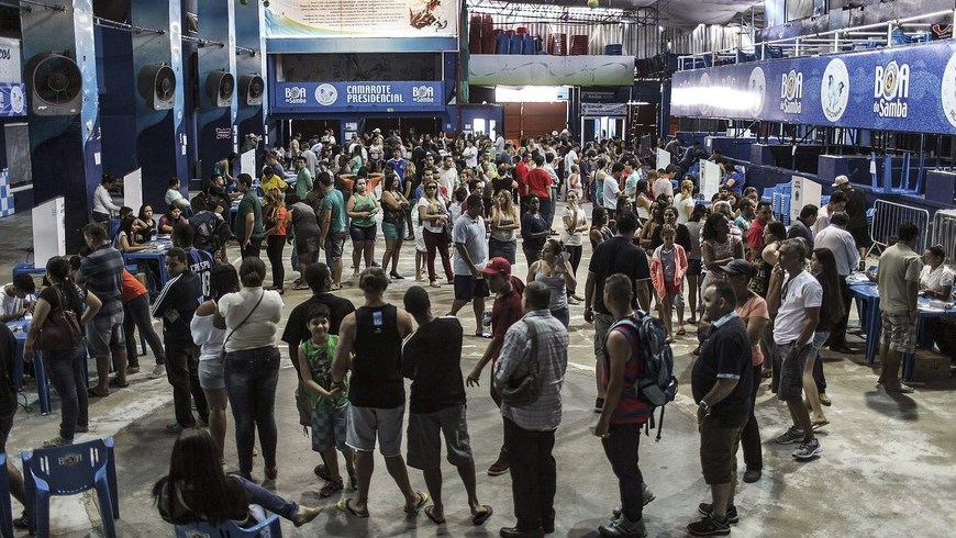 Electores hacen una cola para votar en la favela de Rocinha, Río de Janeiro. EFE