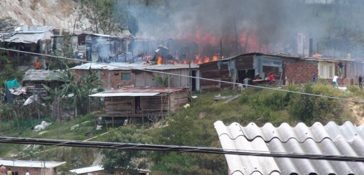 Fotos y video: Bomberos controlaron incendio en un barrio de invasión en Bello