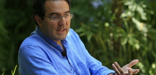 El escritor colombiano Juan Gabriel Vásquez gana el Premio RAE