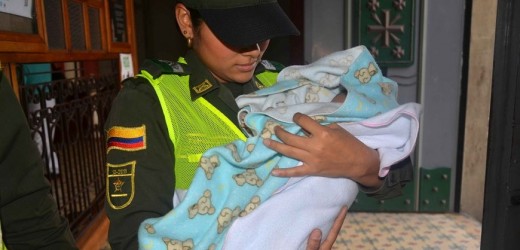 En video: Bebé de tres semanas de nacida fue abandonada en la iglesia San Antonio