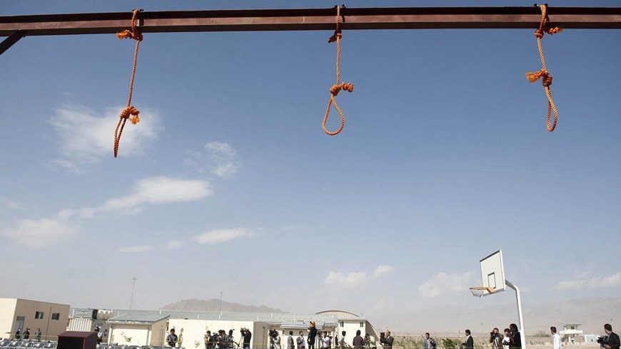 Vista de las sogas en donde serán colgados varios condenados por violación en Kabul. EFE