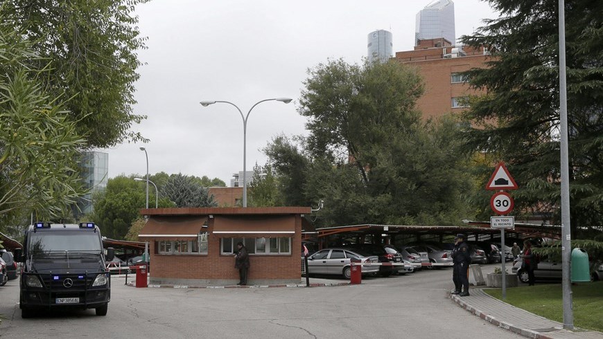 Entrada del Hospital Carlos III de Madrid, donde se encuentra ingresada la auxiliar de enfermería contagiada por ébola,