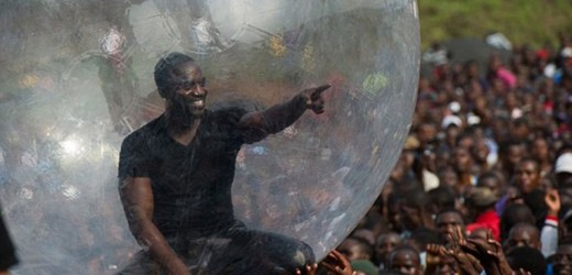 Critican a Akon por cantar en una burbuja para ”no contagiarse de ébola”