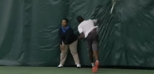 EN VIDEO: Darian King descalificado por pegarle con una raqueta a una juez.