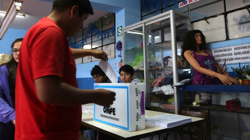 Un hombre deposita su voto este 5 de octubre de 2014, en un colegio de Lima. EFE