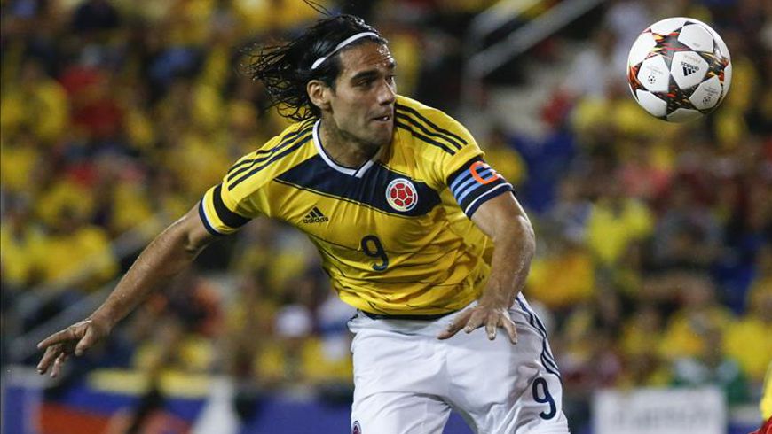 Radamel Falcao García fue registrado este martes al disputar un balón, durante un partido amistoso contra Canadá. EFE